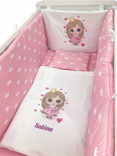 Lenjerie de patut bebelusi personalizata imprimata pat 140x70 cm printesa cu coronite albe pe roz